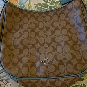 Coach shoulder bag. Fabulous condition. Used twice.  N2A1911-F29209
